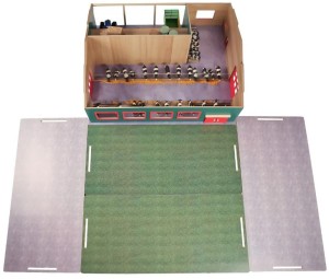 OBORA DLA BYDŁA DREWNIANA Z PASTWISKIEM I WIATĄ GOSPODARCZĄ 75x61x28CM 1:32